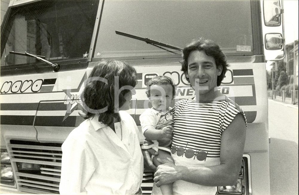 Fotografia d epoca originale 1981 IMOLA Il motociclista Marco LUCCHINELLI Paola DAL POZZO e loro figlio 1