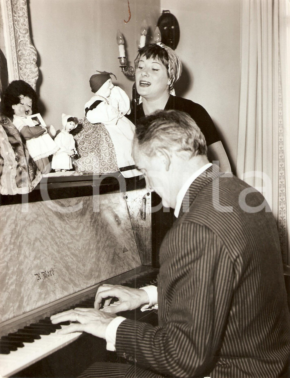Fotografia d epoca originale 1960 ca PARIS Raymond LEGRAND suona per la moglie Colette RENARD Foto 1
