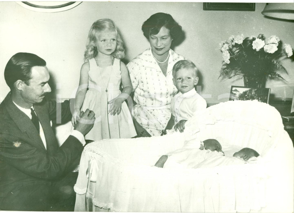 Fotografia d epoca originale 1957 BETZDORF Prince Jean du LUXEMBOURG avec jumeaux Jean et Margaretha PHOTO 1