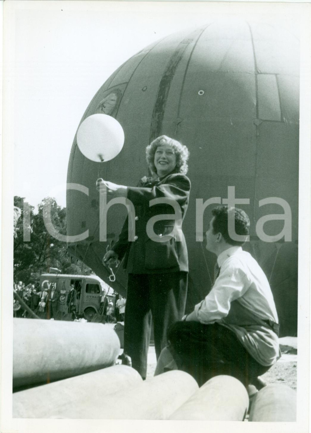 Fotografia d epoca originale 1953 PARIS Aviatrice Paulette WEBER misura vento con palloncino FOTOGRAFIA 1