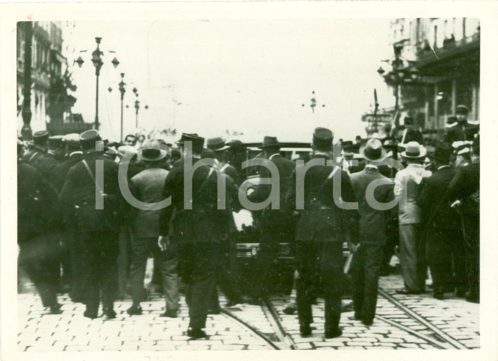 Fotografia d epoca originale 1934 MARSEILLE F Folla circonda auto Alessandro I di JUGOSLAVIA dopo attentato 1