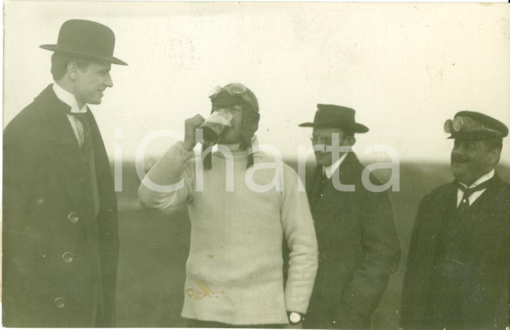 Fotografia d epoca originale 1913 PUCHHEIM DE Aviatore Adolphe PEGOUD dopo primo looping della storia FOTO 1