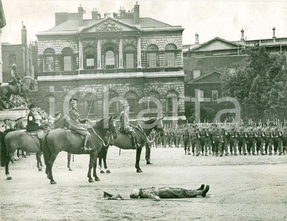 Fotografia d epoca originale 1947 LONDON Alfiere sviene per il caldo al TROOPING THE COLOUR Fotografia 1