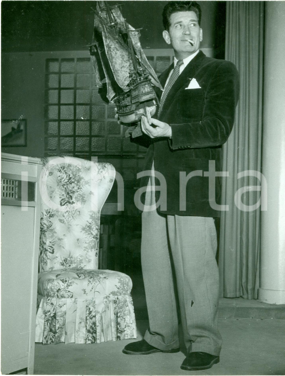 Fotografia d epoca originale 1960 ca PARIS Attore Albert PREJEAN con modellino di galeone Fotografia 1