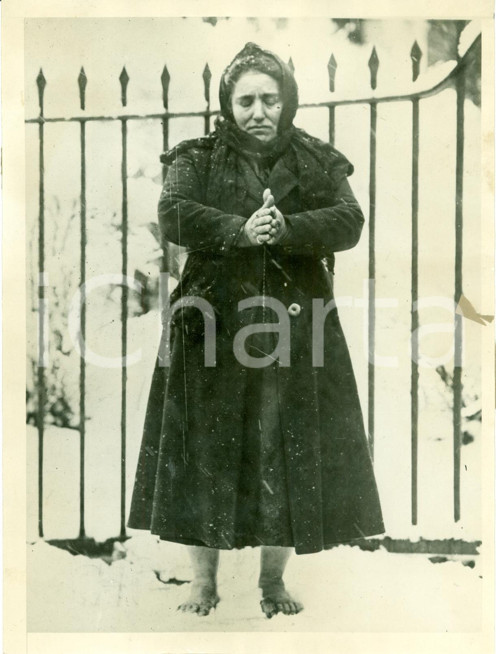 Fotografia d epoca originale 1929 TAUNTON, MA USA Lena THOMAS barefoot seeking miracle grave Patrick POWER 1