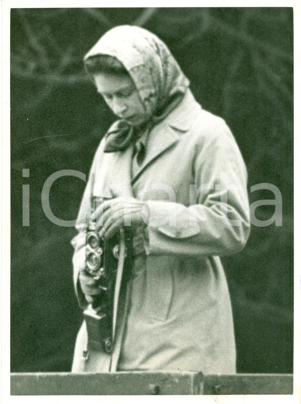 Fotografia d epoca originale 1959 GLOUCESTERSHIRE UK Queen ELIZABETH II taking photographs BADMINTON TRIALS 1