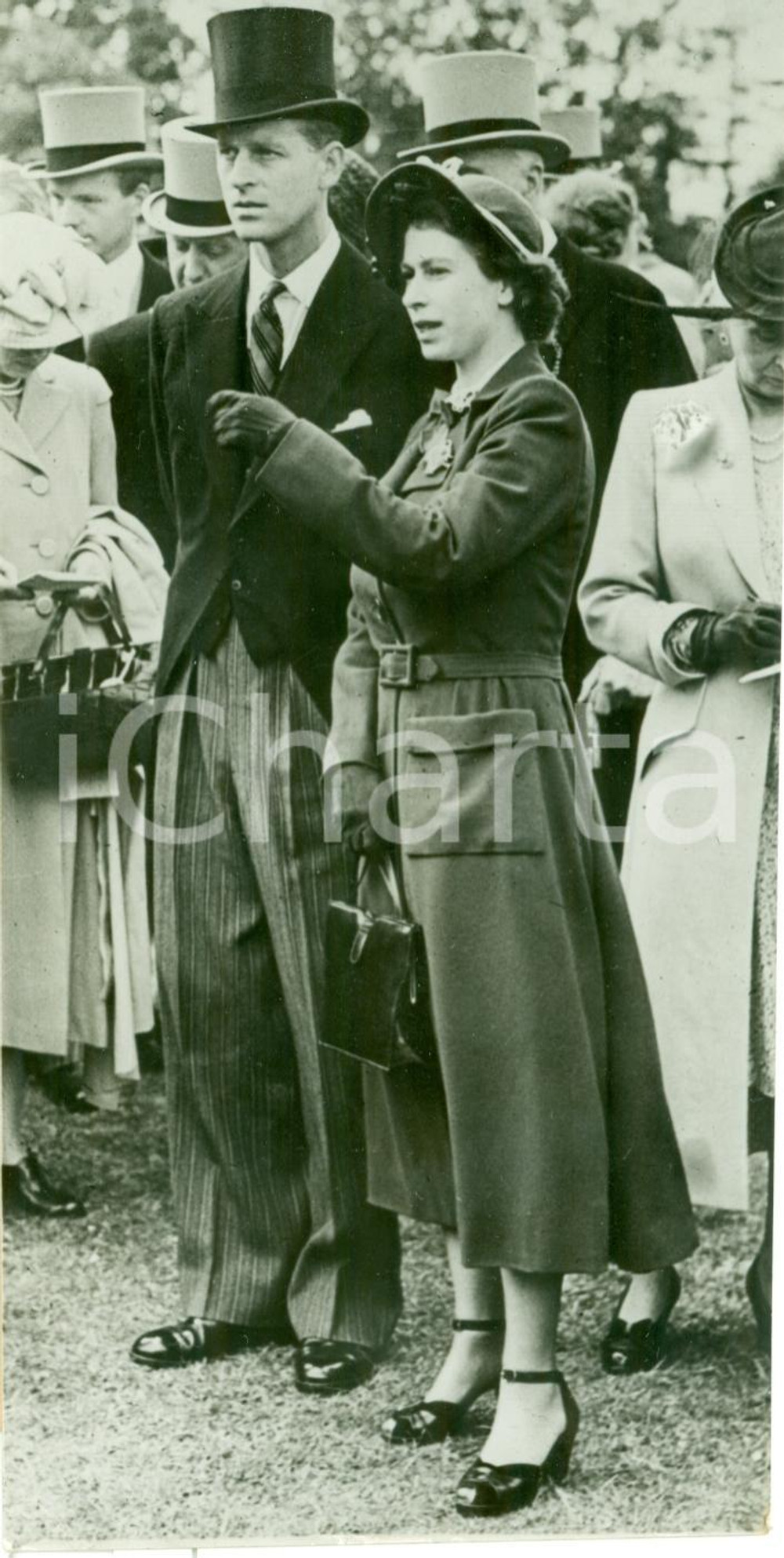 Fotografia d epoca originale 1949 EPSOM UK Philip Duke of EDINBURGH dressed in new fashion at Derby PHOTO 1