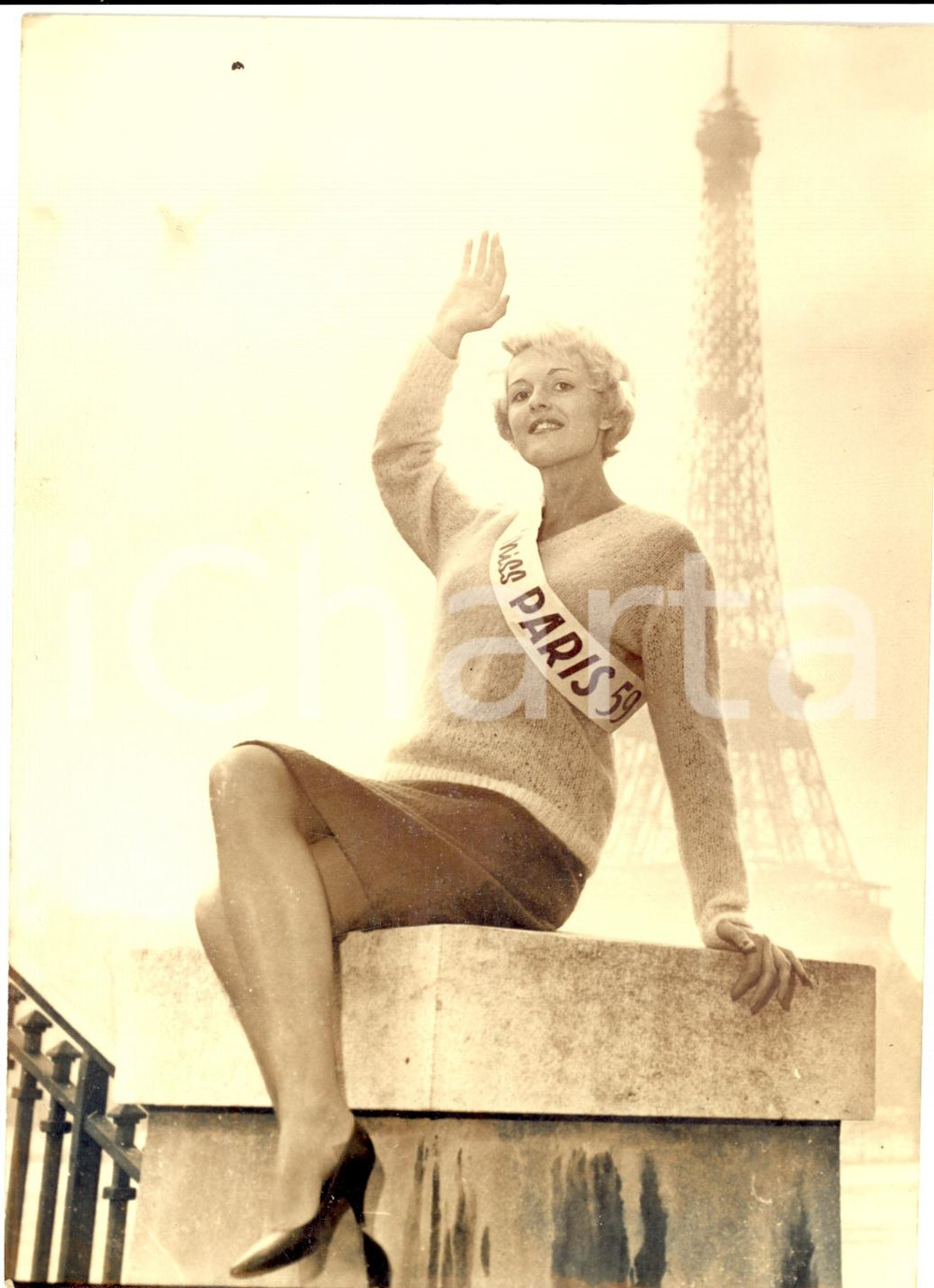 Fotografia d epoca originale 1958 Miss PARIS Eliane THIELLAND en pose avec la TOUR EIFFEL Photo 1