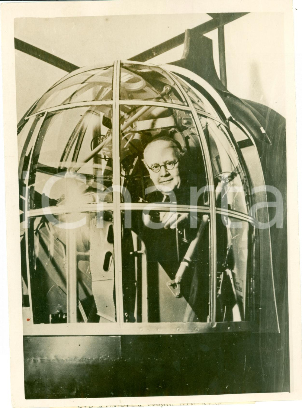 Fotografia d epoca originale 1939 LONDON Sir Howard KINGSLEY WOOD ispeziona elicottero militare FOTOGRAFIA 1