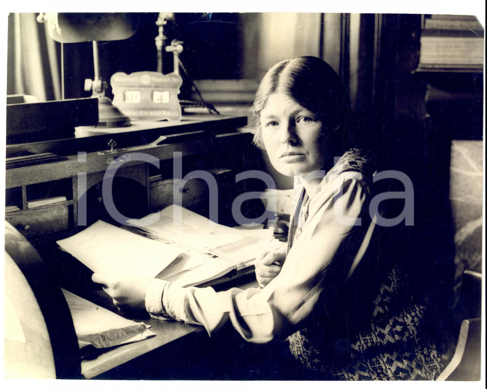 Fotografia d epoca originale 1940 OXTED UK Margaret PRICE first woman in Estate Agents Institution Photo 1