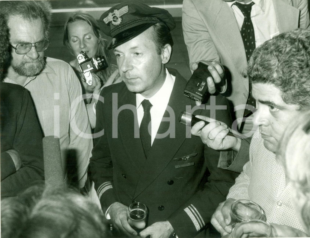 Fotografia d epoca originale 1979 BONN Dirottamento Boeing LUFTHANSA 727 MUNSTER Chefsteward e giornalisti 1 1