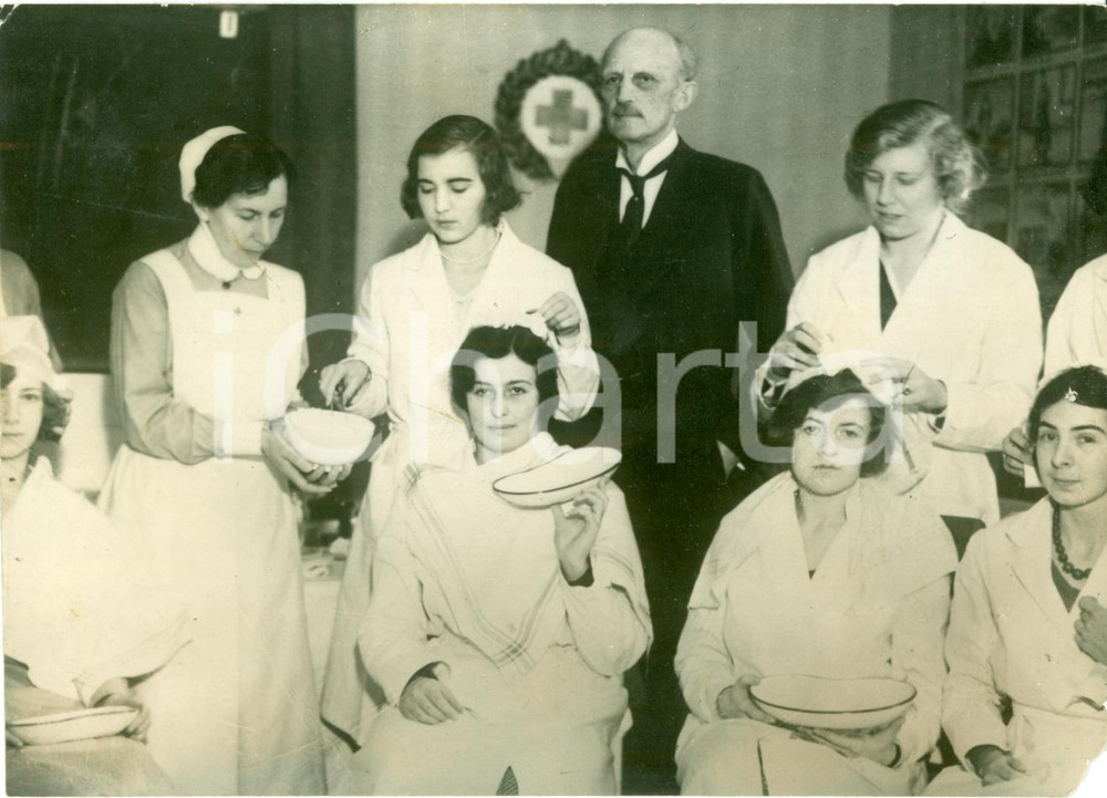 Fotografia d epoca originale 1930 ca SVEZIA Principessa Ingrid segue corso CROCE ROSSA Fotografia 1
