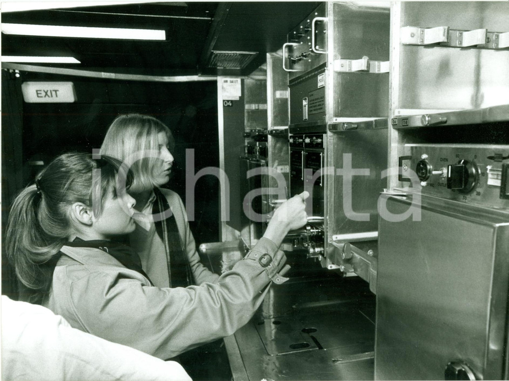 Fotografia d epoca originale 1980 ca FRANKFURT DE Hostess LUFTHANSA imparano cucina di bordo Fotografia 1
