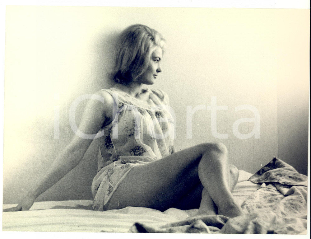 Fotografia d epoca originale 1965 FRANCE Actrice Michèle VEREZ en pose sur un lit Photo LYNX 1