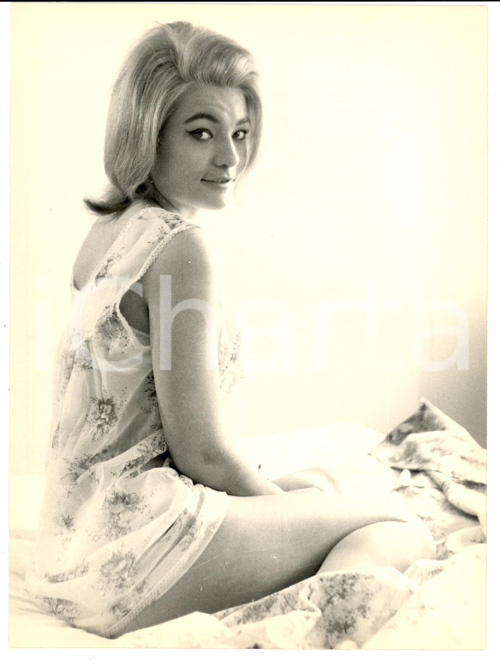 Fotografia d epoca originale 1965 FRANCE Actrice Michèle VEREZ en chemise de nuit sur un lit Photo LYNX 1