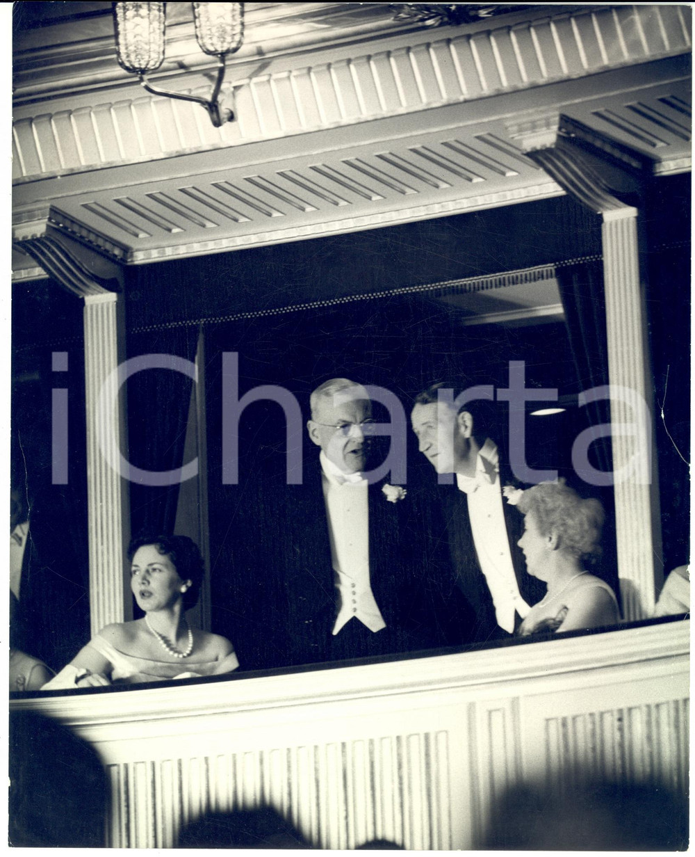Fotografia d epoca originale 1950 ZURICH CH Diplomat Llewellyn THOMPSON at theatre with his wife Photo 1