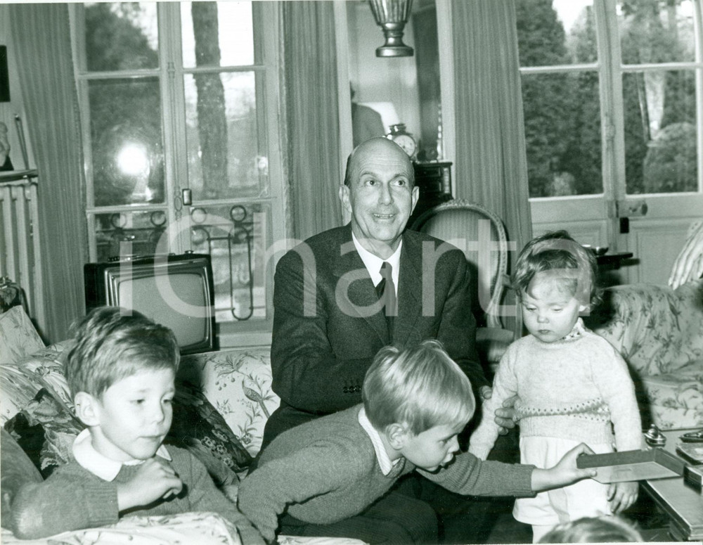Fotografia d epoca originale 1965 ca VERSAILLES F Umberto II con nipoti figli Maria Pia di SAVOIA Foto 1