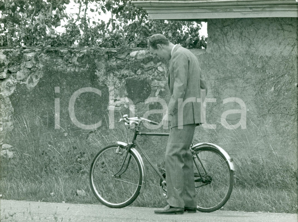 Fotografia d epoca originale 1965 ca SVIZZERA ? Vittorio Emanuele IV studia la propria bicicletta Fotografia 1