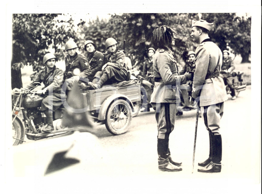 Fotografia d epoca originale 1939 MILANO ? Principe Umberto con Bersaglieri CELERE P.A.D.A. Foto 1