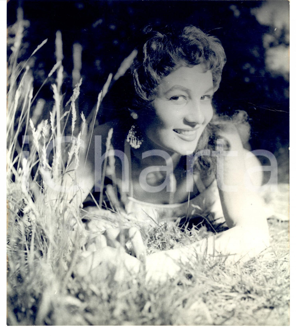 Fotografia d epoca originale 1955 PARIS Miss FRANCE Claudie PETIT Ã©tendue sur une pelouse Photo 1