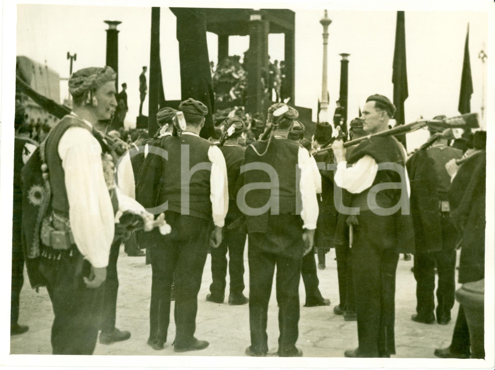 Fotografia d epoca originale 1934 SPALATO CROAZIA Contadini accolgono feretro Re ALESSANDRO I JUGOSLAVIA 1