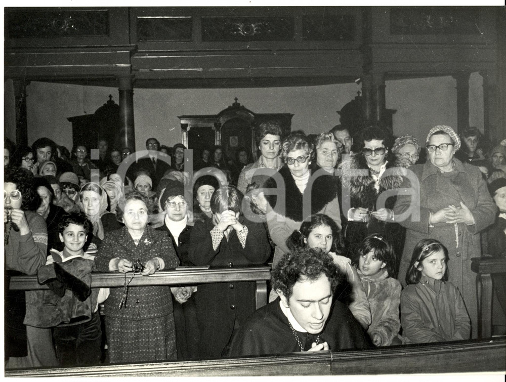 Fotografia d epoca originale 1981 TORINO RAMIA ANIMA UNIVERSALE Roberto CASARIN recita il Rosario Foto 1