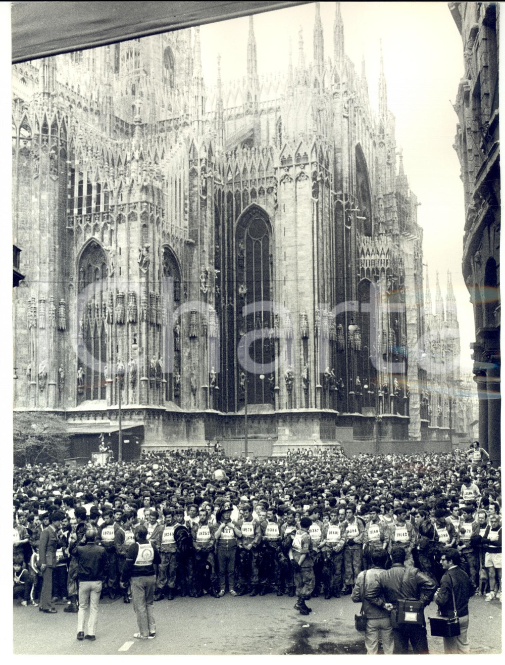 Fotografia d epoca originale 1974 MILANO Bersaglieri in Piazza Duomo alla terza STRAMILANO Foto DANNEGGIATA 1