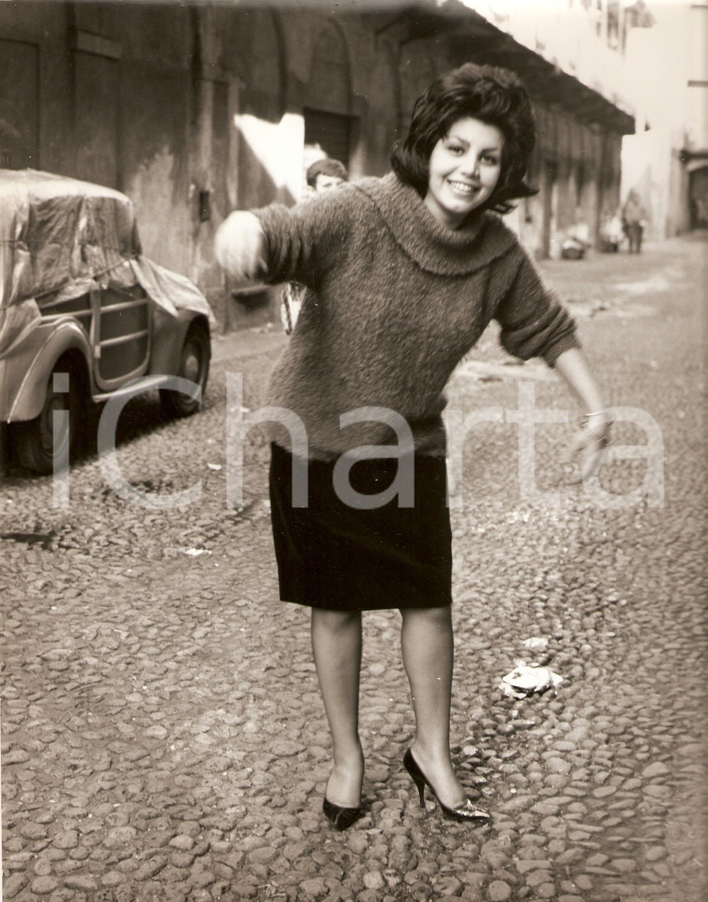 Fotografia d epoca originale 1965 ca Nipote di SORAYA scherza con fotografo durante le riprese Fotografia 1