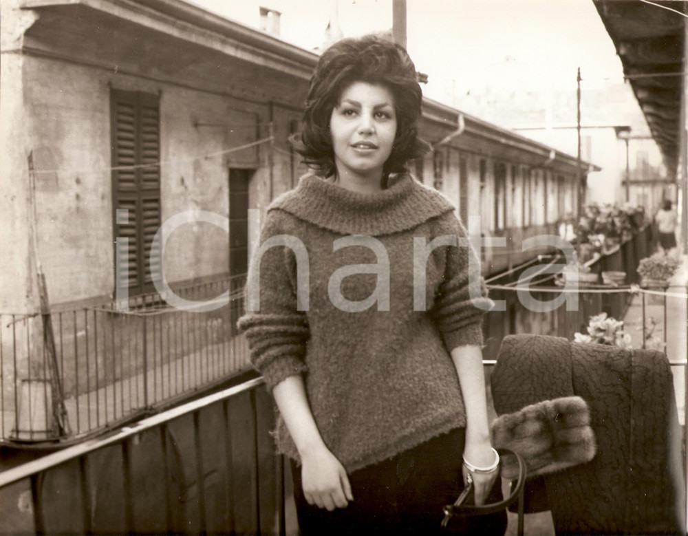 Fotografia d epoca originale 1965 ca Nipote di SORAYA vuole fare l attrice Ritratto sul balcone Fotografia 1