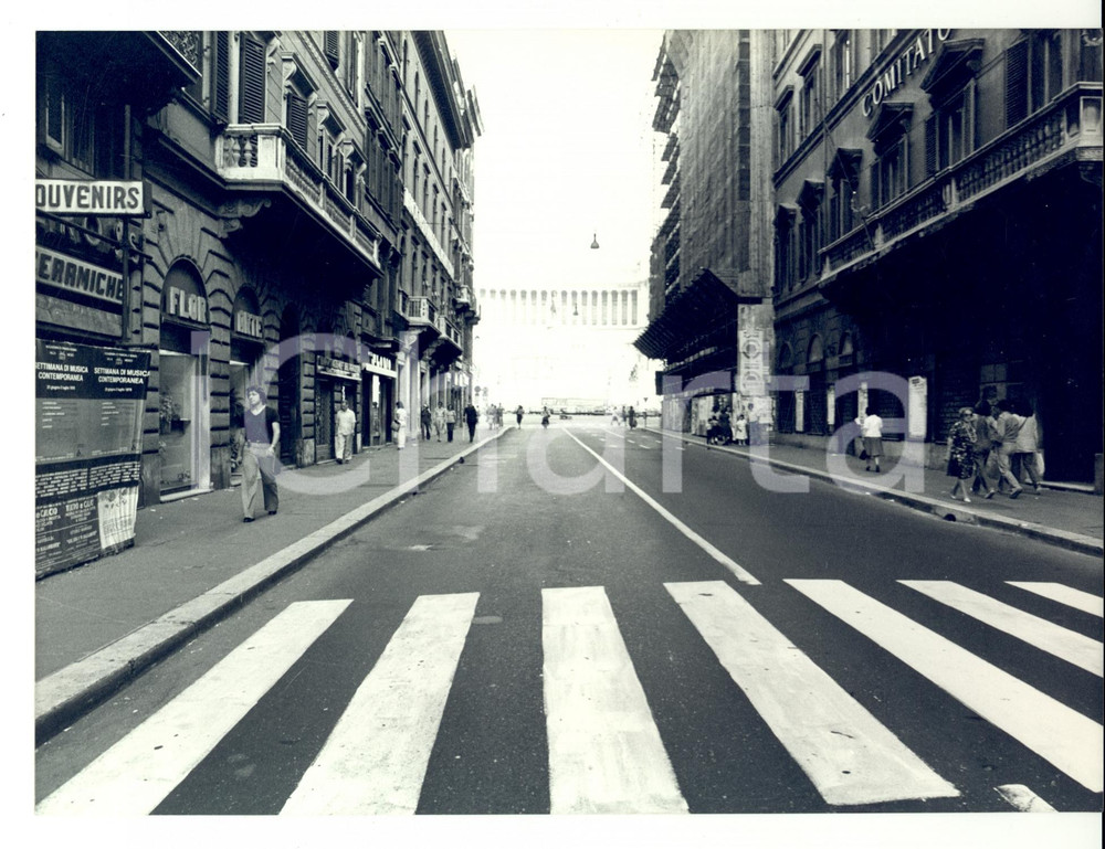 Fotografia d epoca originale 1978 ROMA Via del CORSO deserta per qualificazioni Mondiali CALCIO Foto 1