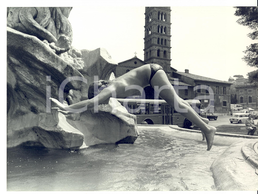 Fotografia d epoca originale 1978 ROMA Bambino si tuffa nella fontana di piazza BOCCA DELLA VERITA  Foto 1