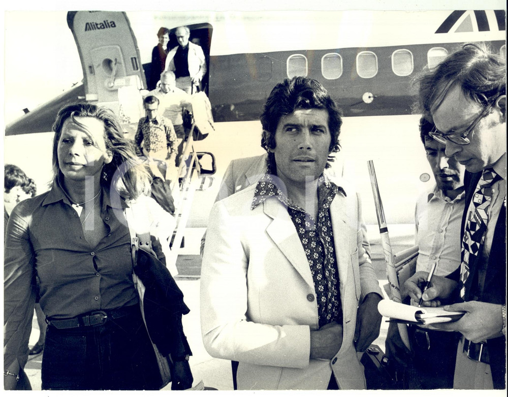 Fotografia d epoca originale 1974 MILANO Pilota Giacomo AGOSTINI dopo frattura clavicola Foto DANNEGGIATA 1