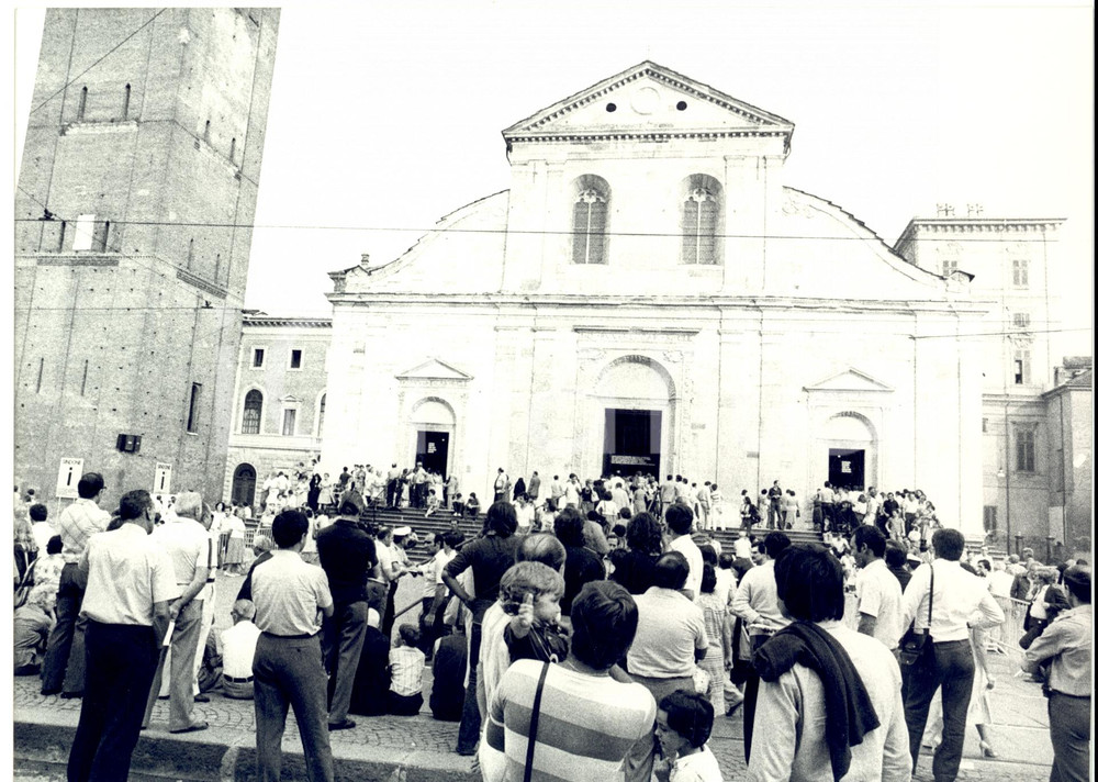 Fotografia d epoca originale 1978 TORINO Ostensione SACRA SINDONE Folla in attesa davanti al Duomo Foto 1