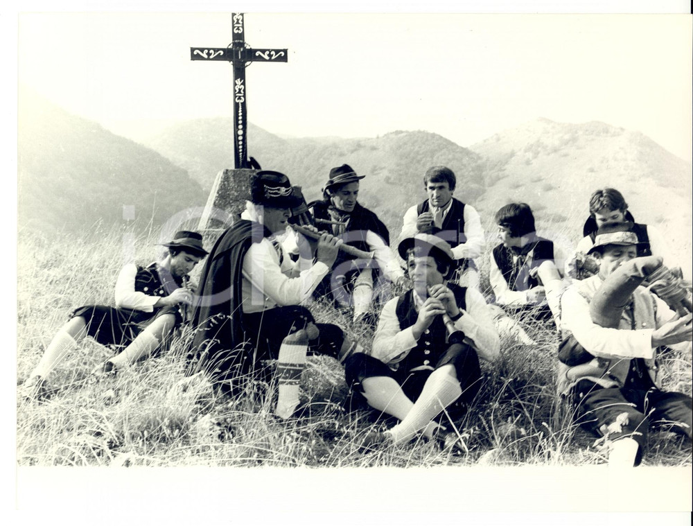 Fotografia d epoca originale 1977 CAMPOBASSO Zampognari si allenano per l annuncio del NATALE Foto COSTUME 1
