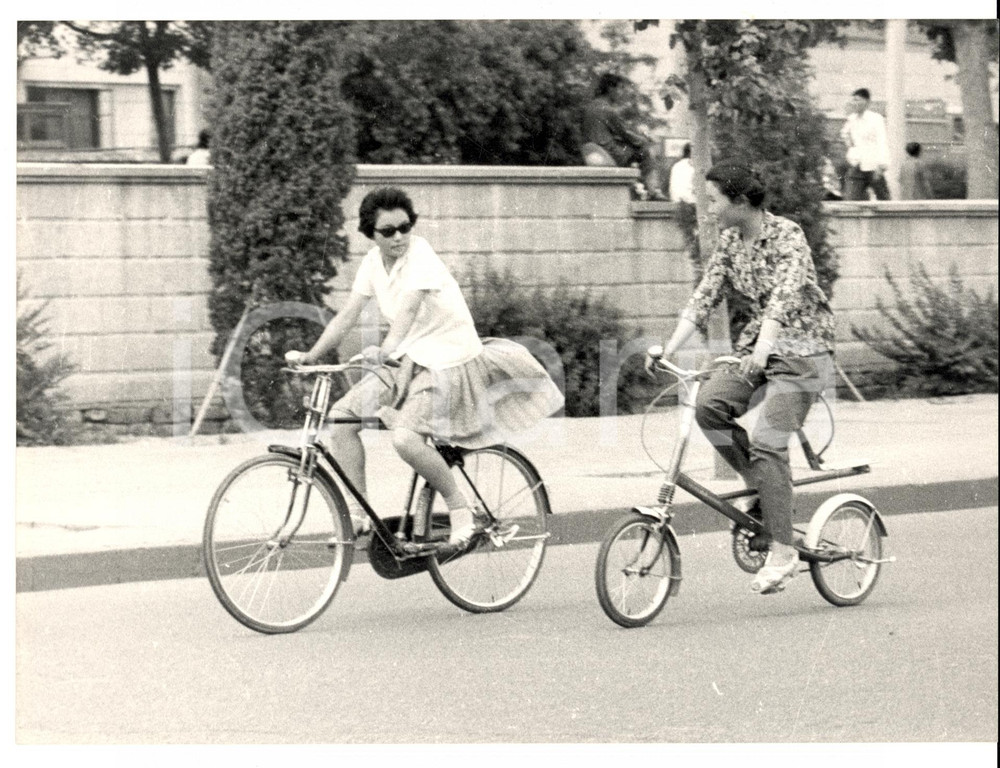 Fotografia d epoca originale 1978 PECHINO CHINA Donne con le gonne nella Repubblica Popolare Foto 1