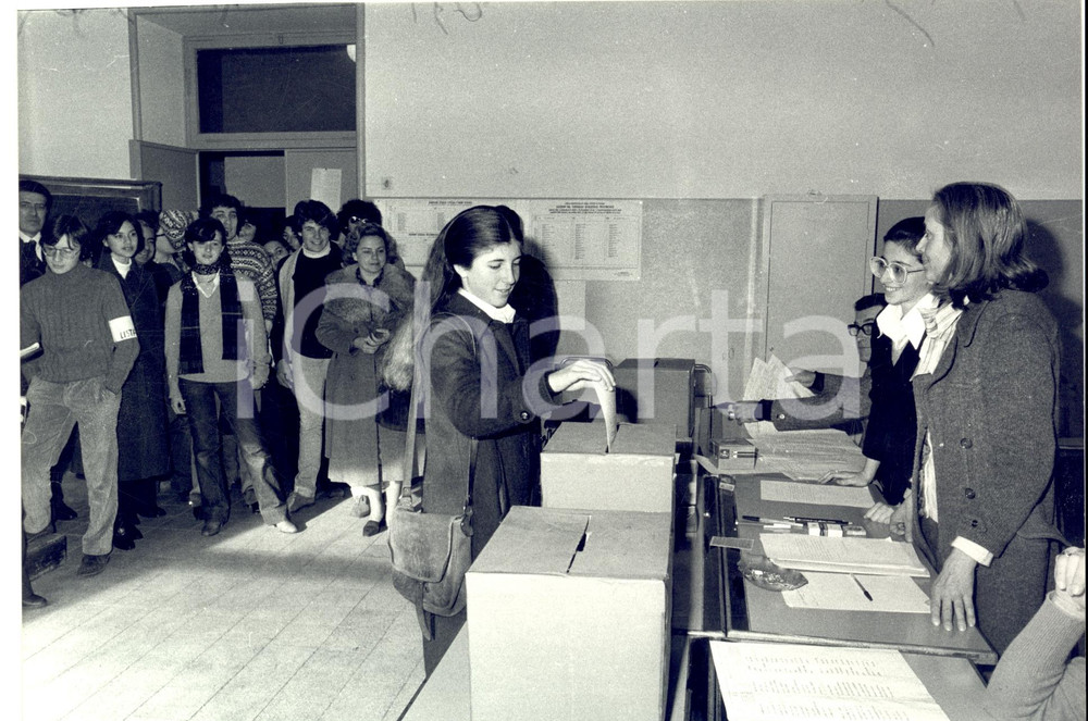Fotografia d epoca originale 1977 ROMA Liceo Giulio Cesare  Studenti alle urne per ELEZIONI SCUOLA Foto 1