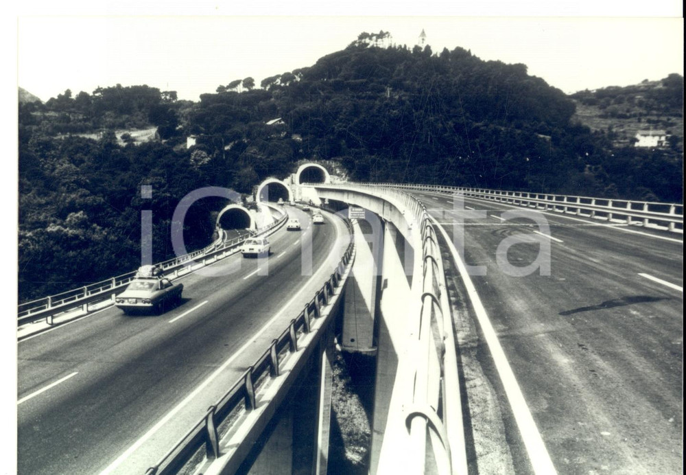 Fotografia d epoca originale 1977 GENOVA Inaugurata A26 VOLTRIMASONE Galleria MADONNA DELLE GRAZIE Foto 1