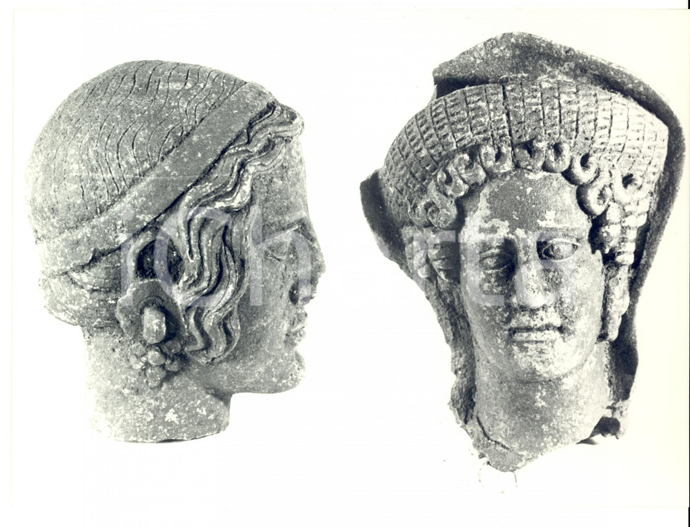 Fotografia d epoca originale 1977 PRATICA DI MARE RM Statue femminili emerse dagli scavi archeologici Foto 1