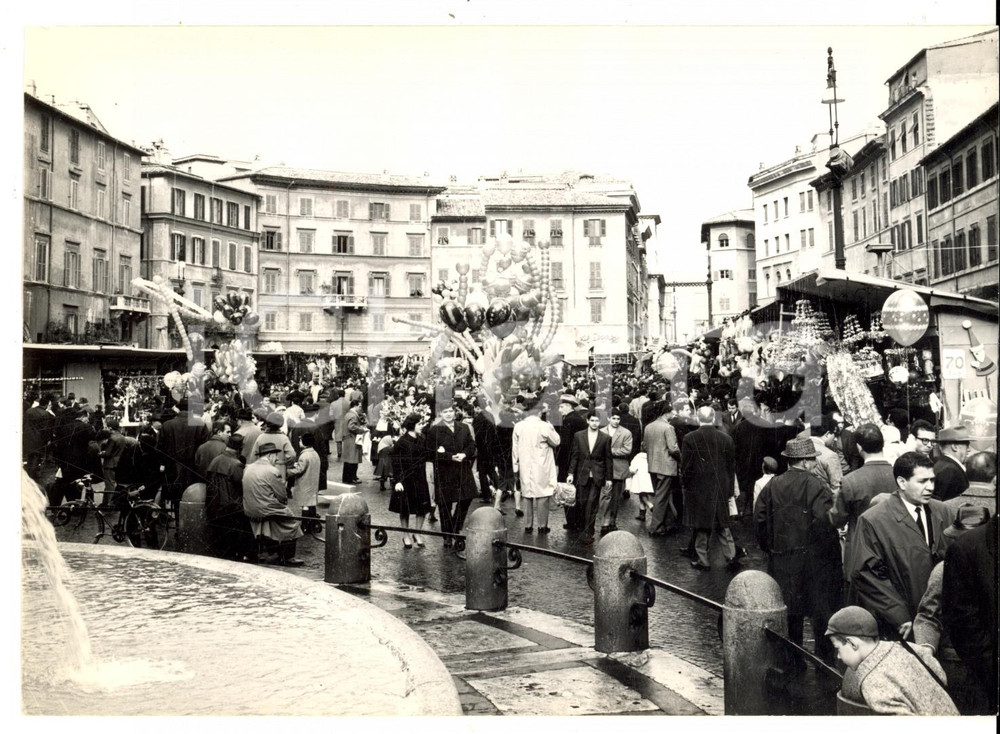 Fotografia d epoca originale 1965 ROMA Piazza NAVONA invasa dai compratori di ninnoli per Natale Foto 1