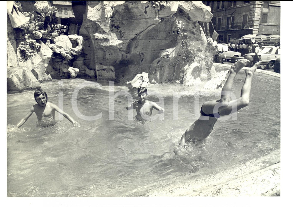 Fotografia d epoca originale 1978 ROMA Bambini a bagno nella fontana di piazza BOCCA DELLA VERITA  Foto 1