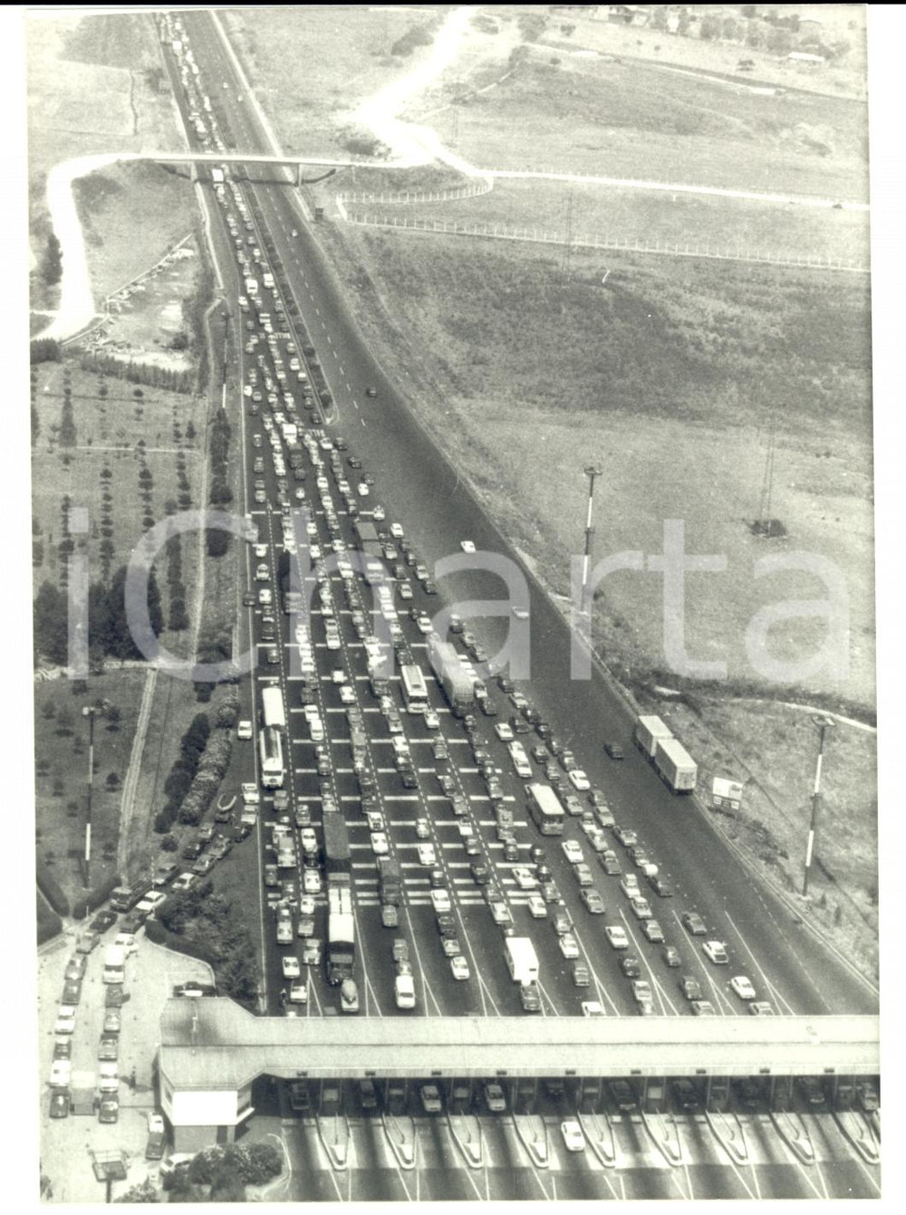 Fotografia d epoca originale 1977 ROMA NORD Grande esodo estivo al casello autostradale Foto 1