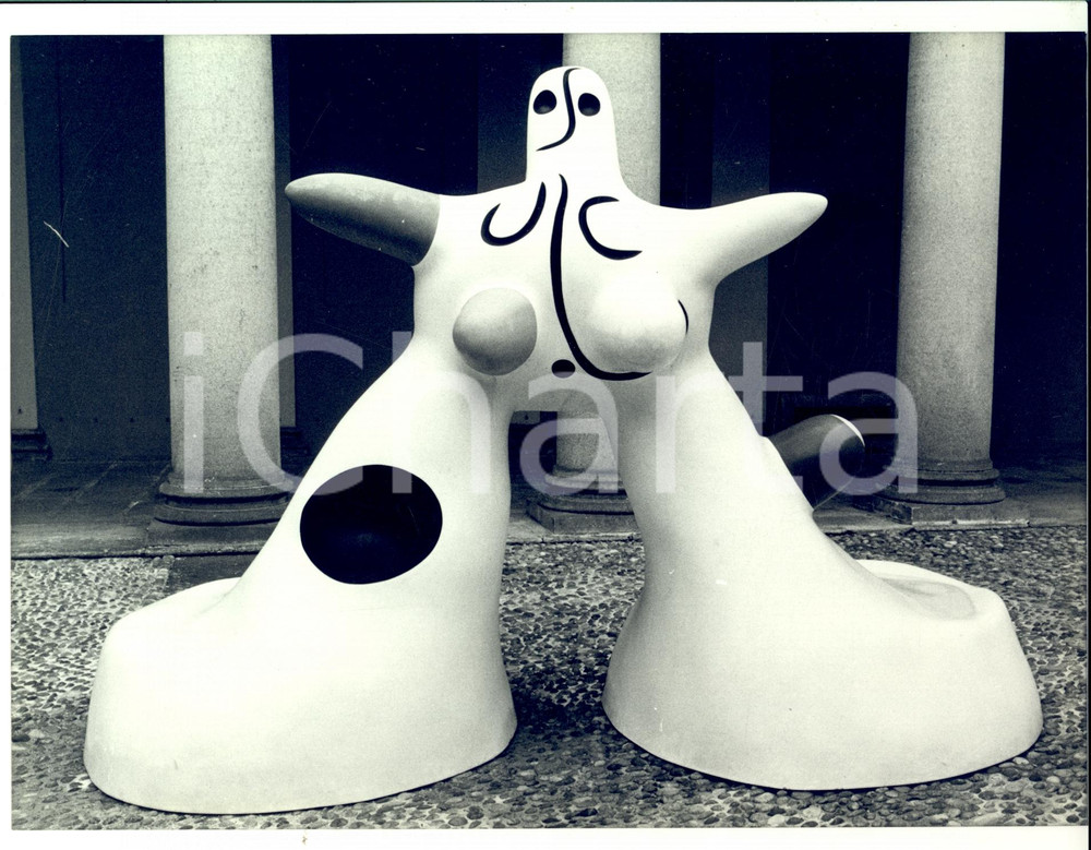 Fotografia d epoca originale 1981 MILANO Opera di Juan MIRO  alla grande mostra CASTELLO SFORZESCO 1
