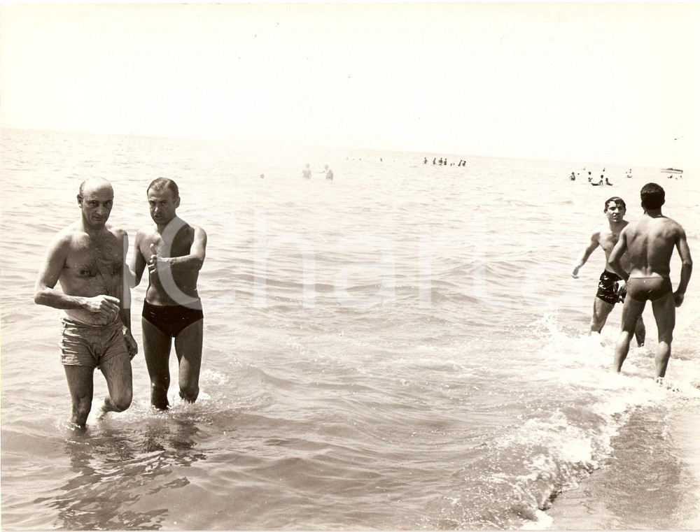 Fotografia d epoca originale 1961 FREGENE Raimondo CASTELLI protegge Sylva KOSCINA da PAPARAZZI Fotografia 1