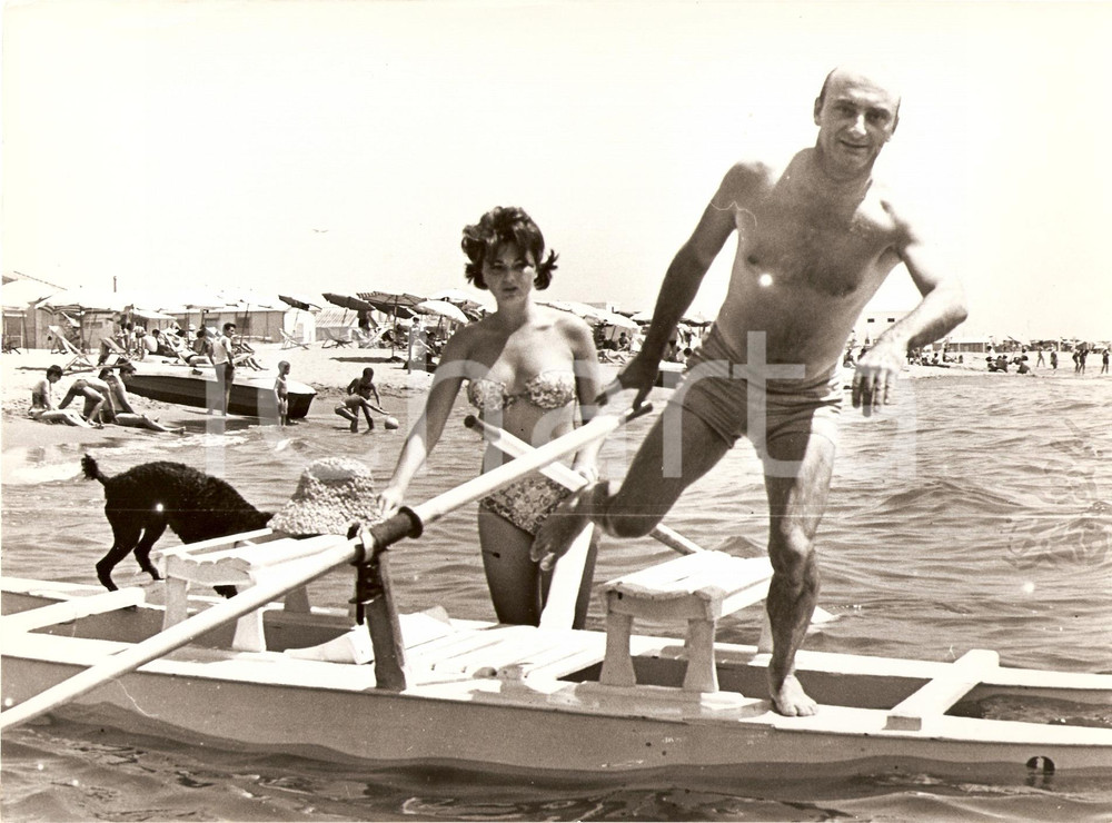 Fotografia d epoca originale 1961 FREGENE Raimondo CASTELLI protegge Sylva KOSCINA dai PAPARAZZI Fotografia 1