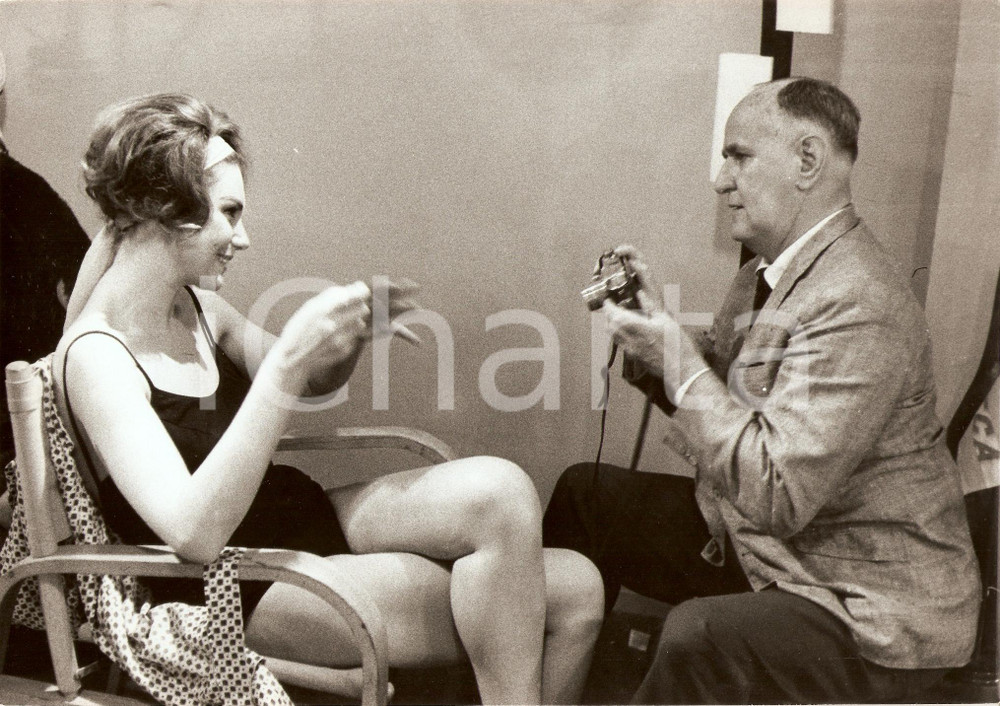 Fotografia d epoca originale 1964 APPARTEMENT DES FILLES Sylva KOSCINA intervista in camerino Foto dal set 1