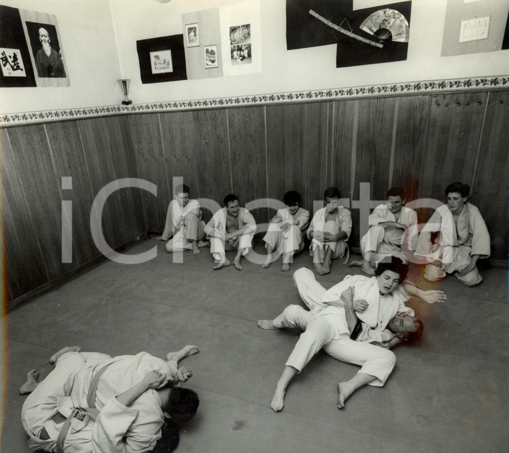Fotografia d epoca originale 1970 ca PARIS Monique VENNER allenamenti judo Fotografia ALMASY 1