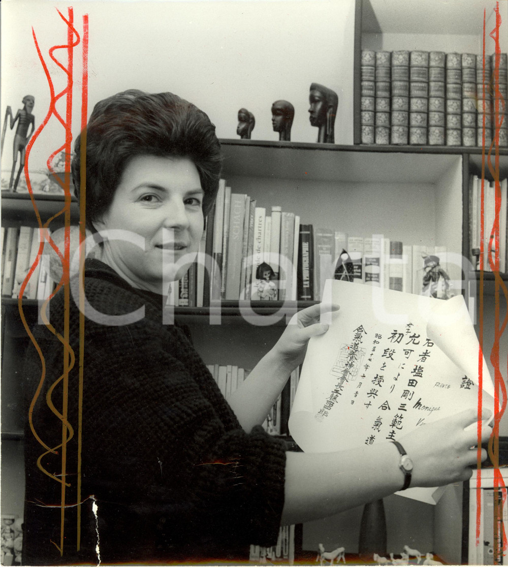 Fotografia d epoca originale 1970 ca PARIS Monique VENNER mostra diploma judo Fotografia DANNEGGIATA 1