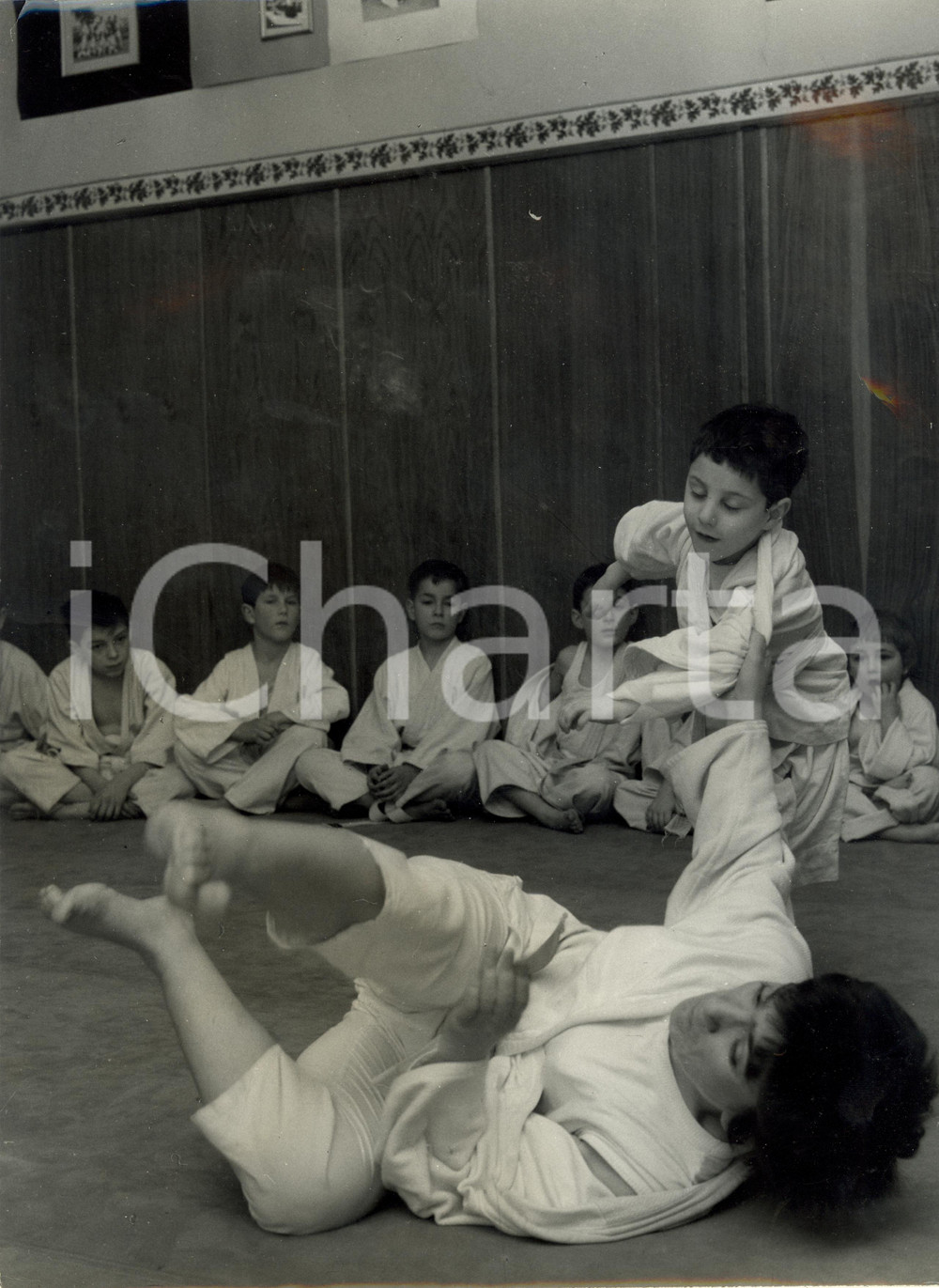 Fotografia d epoca originale 1970 ca PARIS Judo Monique VENNER allena bambini a scuola Fotografia ALMASY 1
