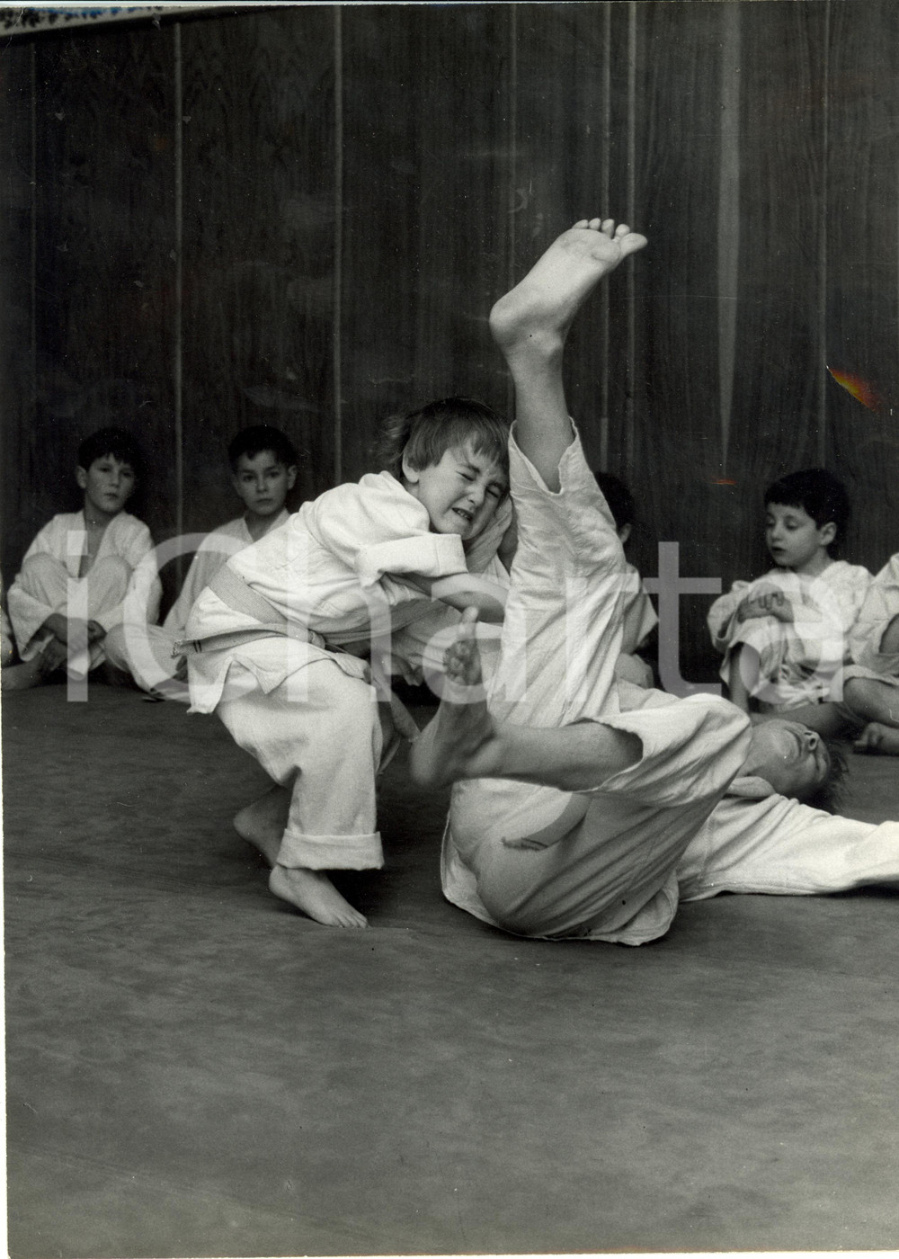 Fotografia d epoca originale 1970 ca PARIS Judo Bambino atterra Monique VENNER Fotografia ALMASY 1