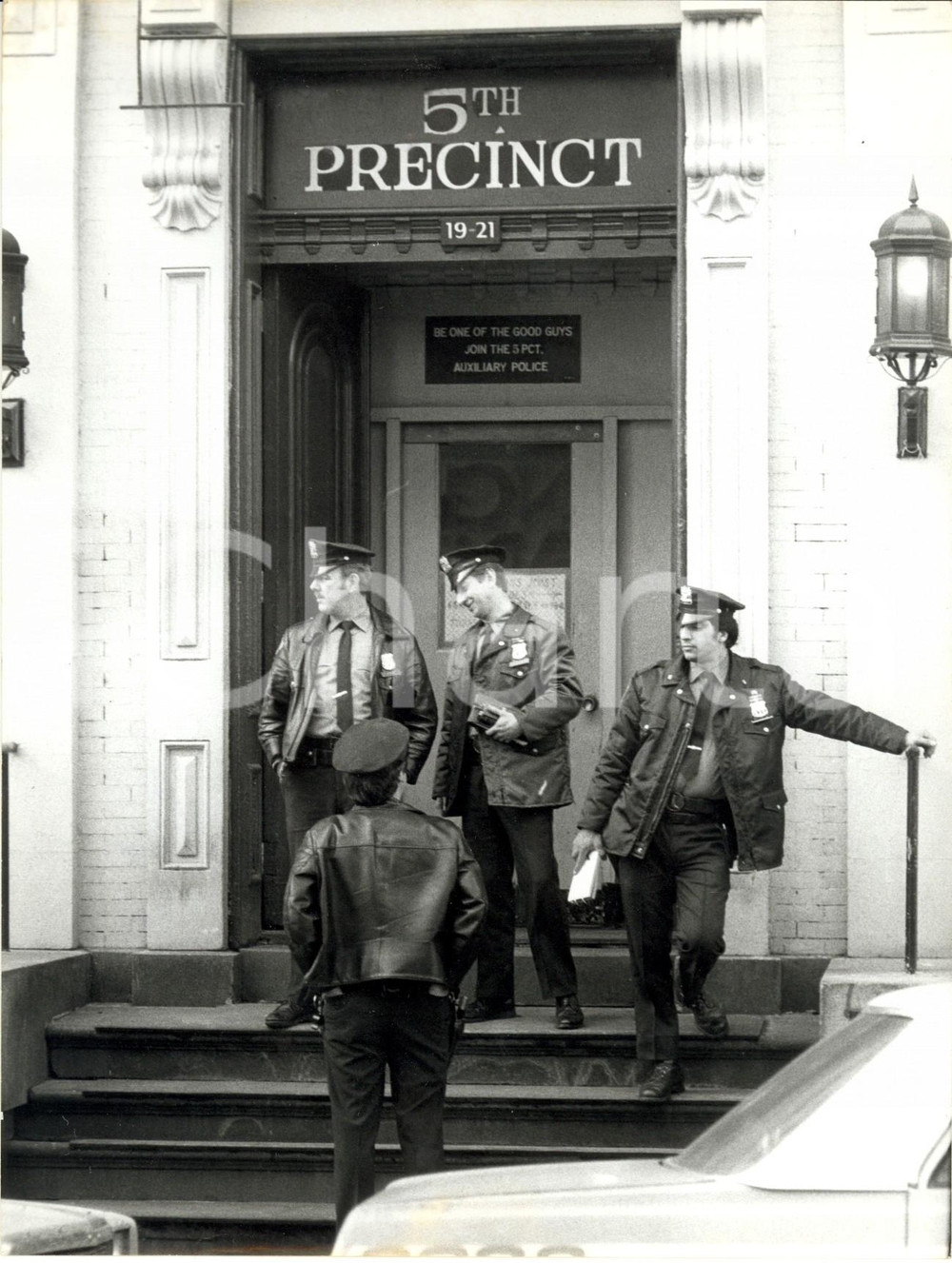 Fotografia d epoca originale 1980 NEW YORK Policemen at 5th Precinct Auxiliary Police Station in MANHATTAN 1 1